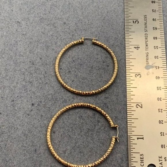 Large Textured Hoop Earrings Pierced Pale Gold Snap Latch Lightweight - Picture 5 of 5